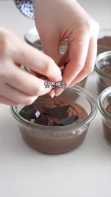 반죽 위에 다크 초콜릿을 적당히 부숴 올려줍니다. — 촉촉 꾸덕 노밀가루 초코케이크 만들기