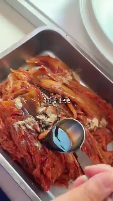 묵은지 2쪽의 머리 부분만 잘라 준비합니다. — 고기없이 깔끔하고 맛있는 들기름 김치찜 레시피