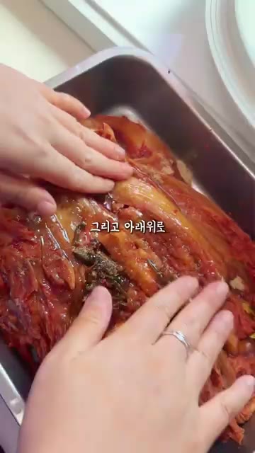 묵은지에 멸치육수, 국간장, 매실액, 원당, 들기름을 넣고 양념이… — 고기없이 깔끔하고 맛있는 들기름 김치찜 레시피