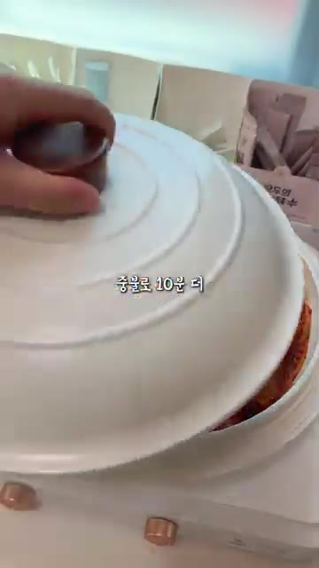 마늘을 넣고 김치를 한 번씩 뒤집어주며 중불로 10분 더 끓입니다. — 고기없이 깔끔하고 맛있는 들기름 김치찜 레시피