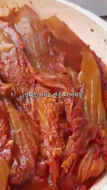 국물이 자작하게 졸아들면 불을 끄고 들기름을 둘러 마무리합니다. — 고기없이 깔끔하고 맛있는 들기름 김치찜 레시피