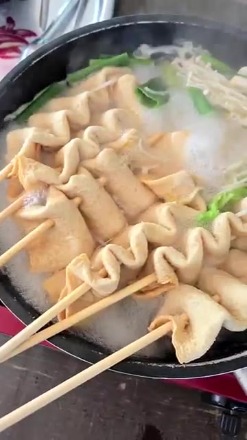 꼬치어묵을 넣고 어묵이 익을 때까지 끓인다. — 캠핑에서 즐기는 꼬치어묵탕