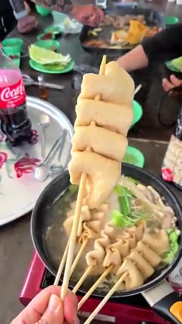 뜨끈한 꼬치어묵탕을 맛있게 즐긴다. — 캠핑에서 즐기는 꼬치어묵탕