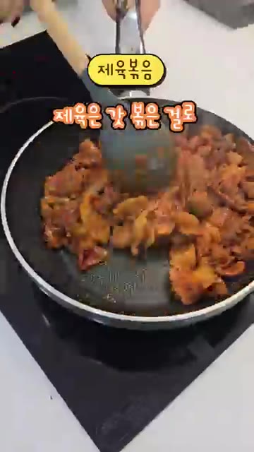계란 후라이를 올립니다. — 회사 랜덤 비빔밥 저도 해봤습니당😍