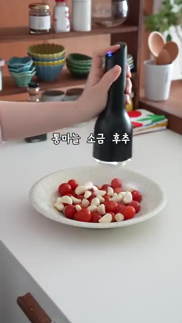 방울토마토와 통마늘에 소금, 후추, 올리브오일을 넣고 오븐에 노릇하… — 자꾸 만들게 되는 꿀조합 샌드위치 레시피🍅