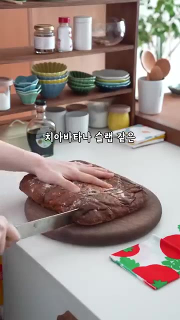 구워진 토마토와 마늘을 잠시 식혀주는 동안 치아바타나 포카치아 같은… — 자꾸 만들게 되는 꿀조합 샌드위치 레시피🍅