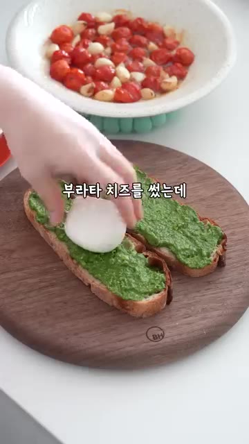 부라타 치즈를 올리고, 리코타 치즈를 올려도 맛있습니다. — 자꾸 만들게 되는 꿀조합 샌드위치 레시피🍅