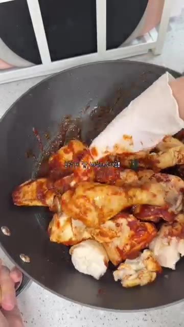 닭을 데치는 동안 감자는 먹기 좋은 크기로 썰어줍니다. — 어머님표 닭볶음탕 레시피