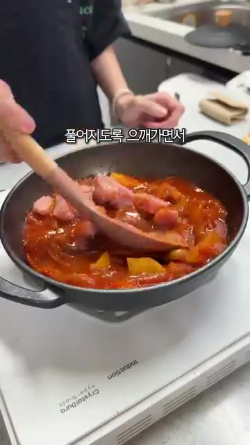 감자가 익으면 저염명란을 넣고 으깨가며 골고루 섞어 자작하게 졸인다. — 밥도둑 명란 감자짜글이 & 진한 미역국 레시피