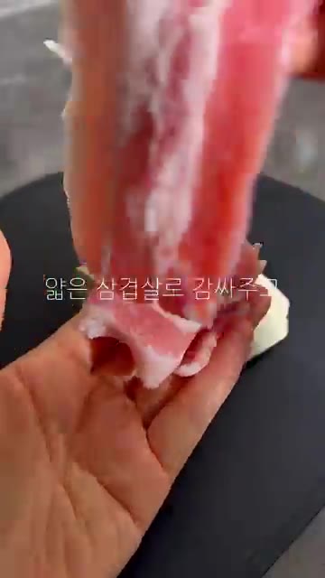두부 조각에 얇은 삼겹살을 감싸줍니다. — 일본 SNS에서 유행 중인 두부 삼겹살 레시피!