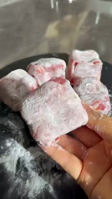 전분을 입힌 두부를 팬에 넣고 노릇하게 구워줍니다. — 일본 SNS에서 유행 중인 두부 삼겹살 레시피!