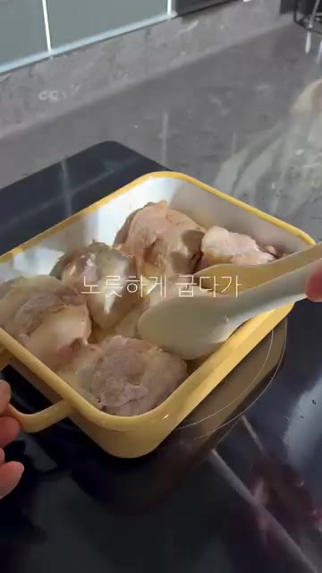 구워진 두부에 간장 소스를 부어 졸여줍니다. — 일본 SNS에서 유행 중인 두부 삼겹살 레시피!