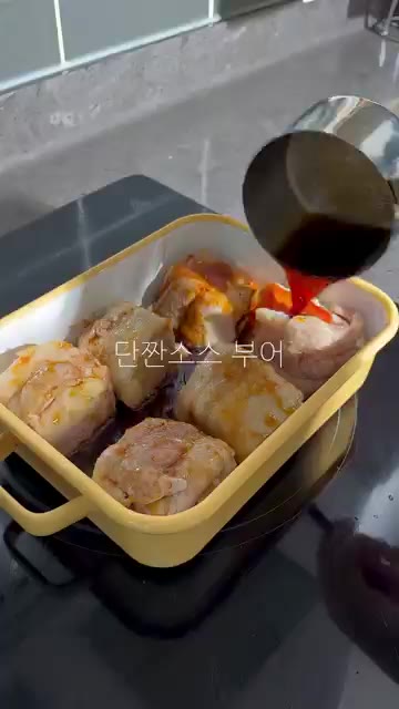 삶은 달걀을 넣고 함께 졸여줍니다. — 일본 SNS에서 유행 중인 두부 삼겹살 레시피!