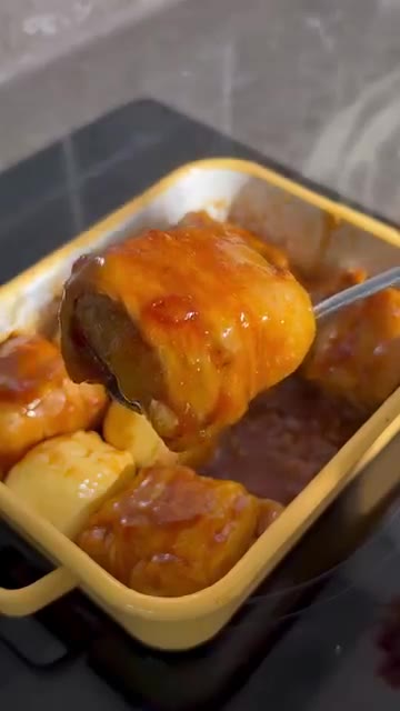 밥 위에 완성된 두부 삼겹살 조림과 달걀을 올려 맛있게 즐깁니다. — 일본 SNS에서 유행 중인 두부 삼겹살 레시피!