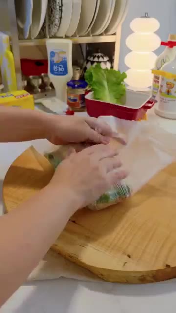 치아바타의 나머지 반쪽을 덮어 샌드위치를 완성한다. — 가족 피크닉용 불고기 치아바타 샌드위치