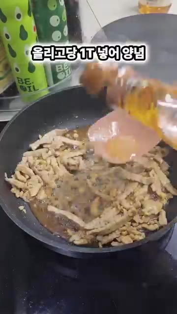 고기 표면이 익으면 양조간장 1.5큰술, 미림 2큰술, 올리고당 1… — 간단하게 볶아 먹는 고기반찬 등심간장볶음 레시피