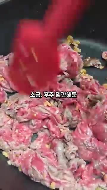 팬에 오일을 두르고 다진 마늘을 넣고 노릇하게 볶아주세요. — 청경채 소고기 굴소스 볶음