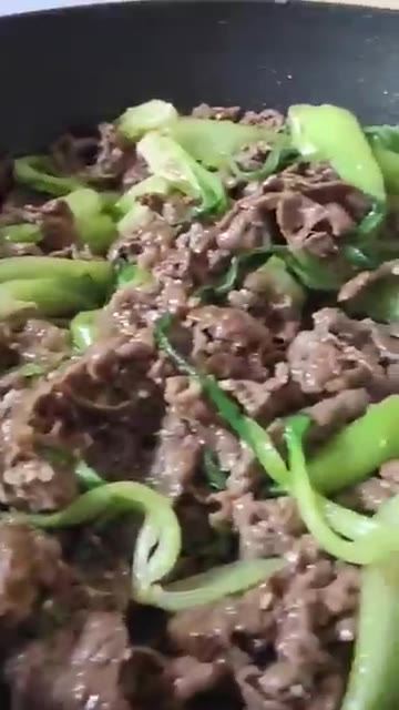 마지막으로 참깨를 뿌려 완성해주세요. — 청경채 소고기 굴소스 볶음