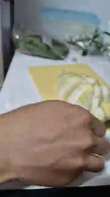청양고추 한 개를 썰어줍니다. — 고시원 스팸김치덮밥
