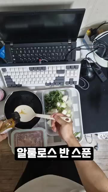 기름을 두르고 스팸을 넣어 볶아줍니다. — 고시원 스팸김치덮밥