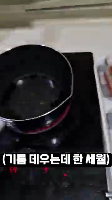 김치를 넣고 볶아줍니다. — 고시원 스팸김치덮밥