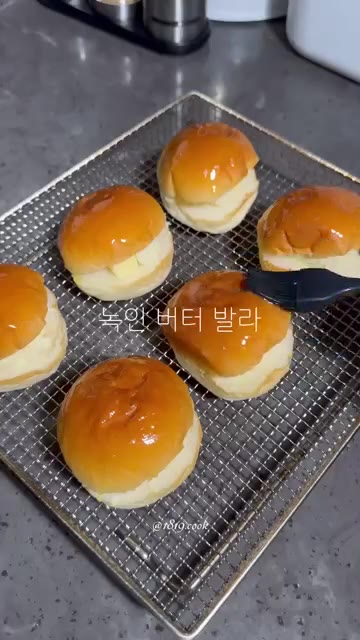 모닝빵 윗면에 녹인 버터를 바른다. — 모닝빵 소금빵 만들기
