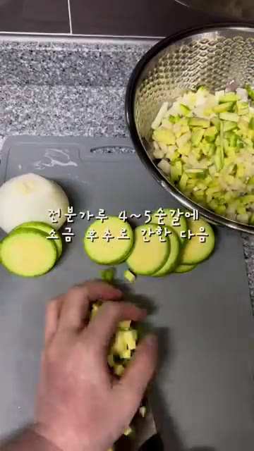 썰어둔 재료에 전분가루 5큰술, 소금, 후추를 넣고 잘 섞어줍니다. — 식감이 예술👏👏 오징어 감자 애호박전