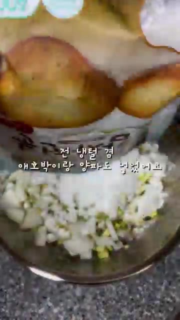 팬에 기름을 두르고 반죽을 크게 펴서 올립니다. — 식감이 예술👏👏 오징어 감자 애호박전