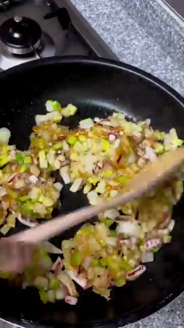 수분이 날아가고 노릇하게 익으면 접시에 보기 좋게 담아냅니다. 정말… — 식감이 예술👏👏 오징어 감자 애호박전