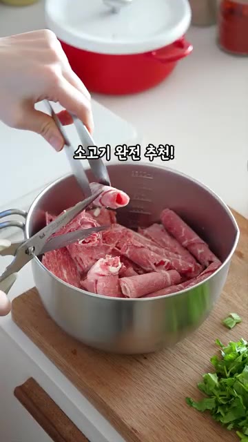 냄비에 기름을 두르고 샤브샤브용 소고기를 넣어 볶다가 소고기가 다… — 김치볶음밥보다 맛있는 김치 소고기 솥밥