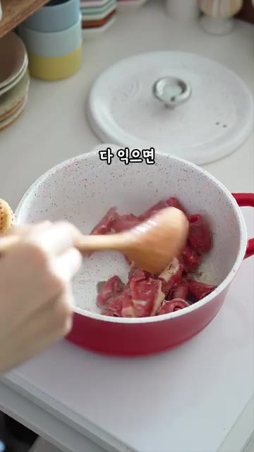 불린 쌀과 물을 넣고 섞은 뒤, 김치를 넣고 고루 섞어줍니다. — 김치볶음밥보다 맛있는 김치 소고기 솥밥