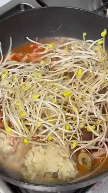 약불에서 10분간 끓이면서 중간중간 살살 저어줍니다. — 추워지는 날씨 얼큰한 알탕 어때요??