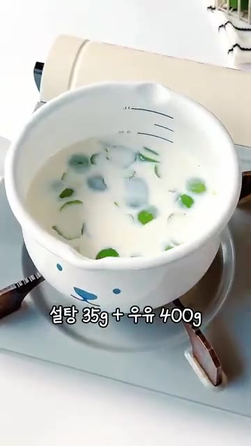 냄비에 라임 껍질, 설탕 35g, 우유 400g을 넣고 약불에서 저… — 실패없이 상큼하고 부드러운 라임 푸딩 만드는 방법