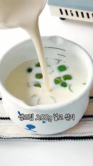 생크림 200g을 넣고 섞어준다. — 실패없이 상큼하고 부드러운 라임 푸딩 만드는 방법