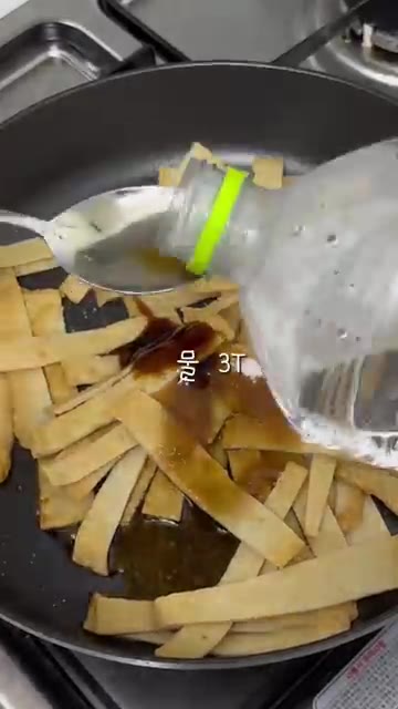 팬에 기름을 두르고 어묵 4-5장을 길게 썰어 넣고 약불에 2-3분… — 매콤달콤 중독적인 매콤어묵김밥