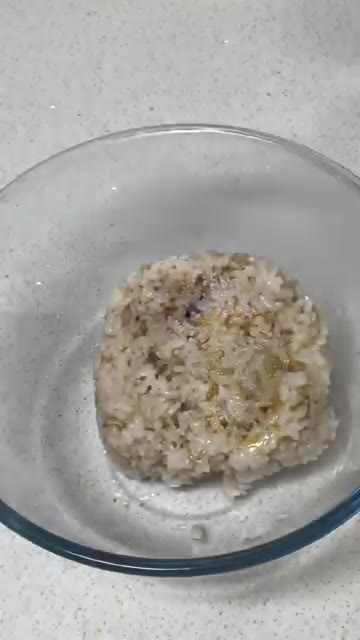 밥 한 공기에 소금 한 꼬집, 참기름 1T, 깨 한 꼬집을 넣고 골… — 매콤달콤 중독적인 매콤어묵김밥