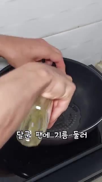 끓는 물에 소금을 넣고 스파게티면을 삶는다. 마늘 두 개를 편으로… — 간장계란파스타