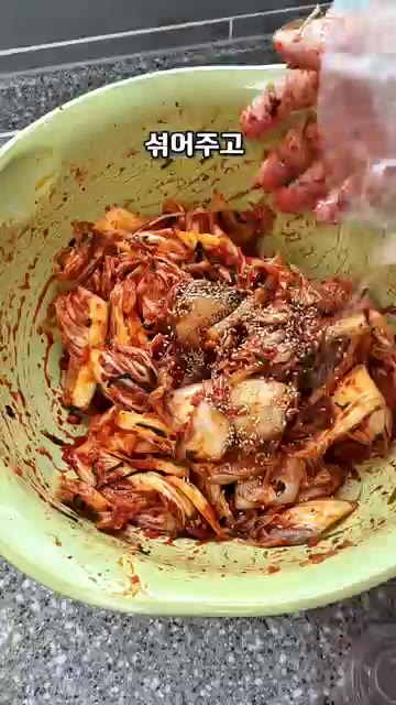 부추나 쪽파를 넣고 통깨를 뿌려 겉절이를 완성합니다. — 여름 배추로 겉절이 만들고 수육까지! 환상의 궁합 레시피