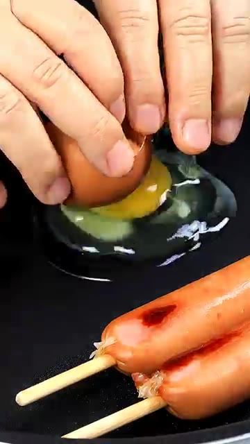 계란 한 개를 깨뜨려 길게 펴서 지단을 부쳐줍니다. — 10분 만에 김밥 싸서 출근시켰어요.
