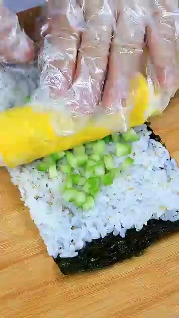 김 위에 밥을 얇게 펴고 썰어둔 오이를 솔솔 뿌려줍니다. — 10분 만에 김밥 싸서 출근시켰어요.