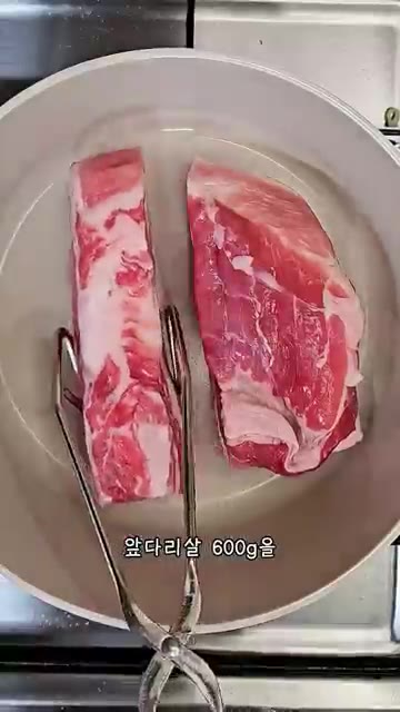 앞다리살 겉면을 팬에 살짝 구워줍니다. — 라면 스프 2개로 만드는 초간단 수육