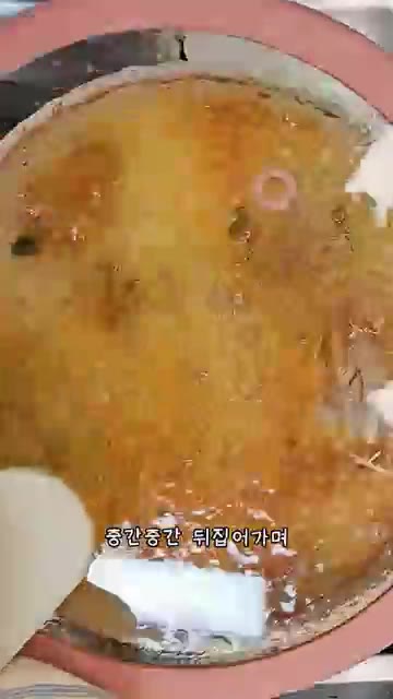 구운 앞다리살을 넣고 중간중간 뒤집어가며 약 40분간 푹 삶아줍니다. — 라면 스프 2개로 만드는 초간단 수육