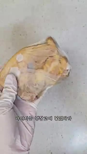 따뜻하게 먹을 고기는 바로 썰고, 나머지는 냉장고에 넣어 냉수육으로… — 라면 스프 2개로 만드는 초간단 수육