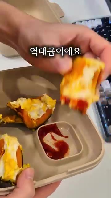 단호박을 전자레인지용 찜기에 넣고 1분간 돌려준다. — 맛있는데, 건강까지 챙겨주는 초간단 단호박요리