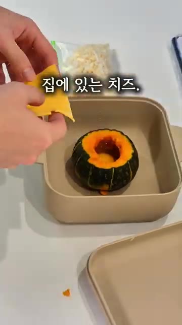 소금을 약간 뿌리고 준비한 치즈를 올린다. — 맛있는데, 건강까지 챙겨주는 초간단 단호박요리