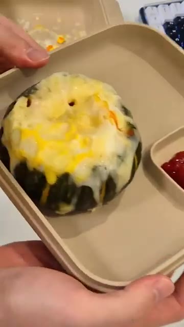 전자레인지에 넣고 익힌다. — 맛있는데, 건강까지 챙겨주는 초간단 단호박요리