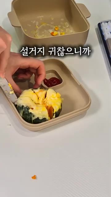 완성된 단호박 치즈찜을 접시에 담고 케첩을 곁들인다. — 맛있는데, 건강까지 챙겨주는 초간단 단호박요리