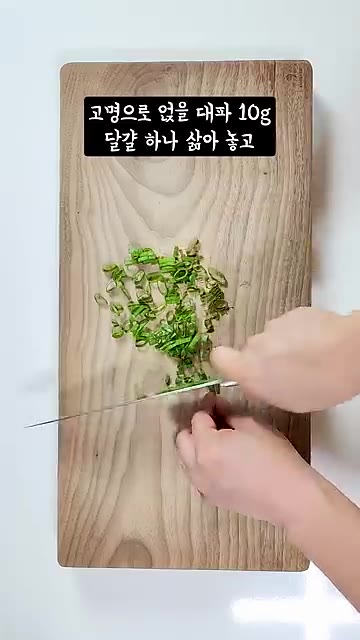 물 400ml에 설탕 8g을 넣고 녹인 후, 혼쯔유 80g을 풀어… — 이보다 쉬울 순 없는 초간단 냉우동 레시피