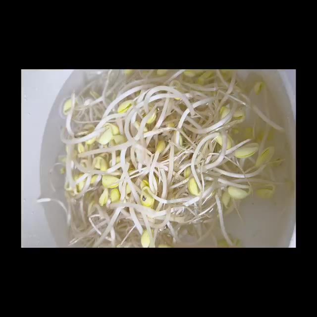 김치국물 2큰술을 넣습니다. — 5분간단 국요리 (콩나물김치국)
