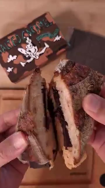 다른 빵 조각으로 덮어 샌드위치를 완성한다. — 솔티드 카라멜 버터 초콜릿 샌드위치
